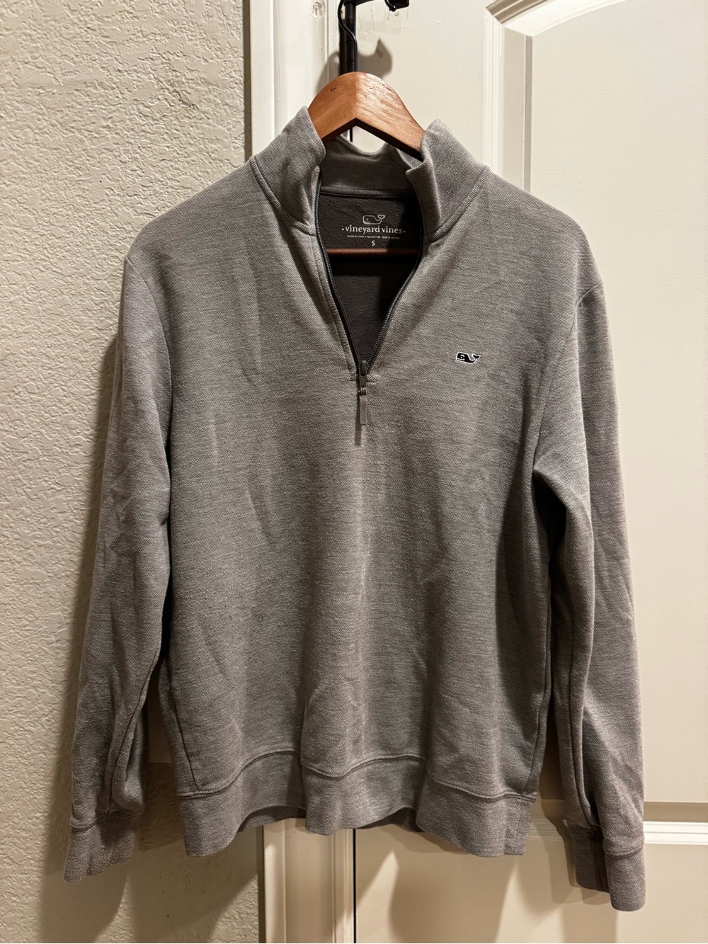 Vineyard Vines Men's Light Gray Quarter-Zip Pullover